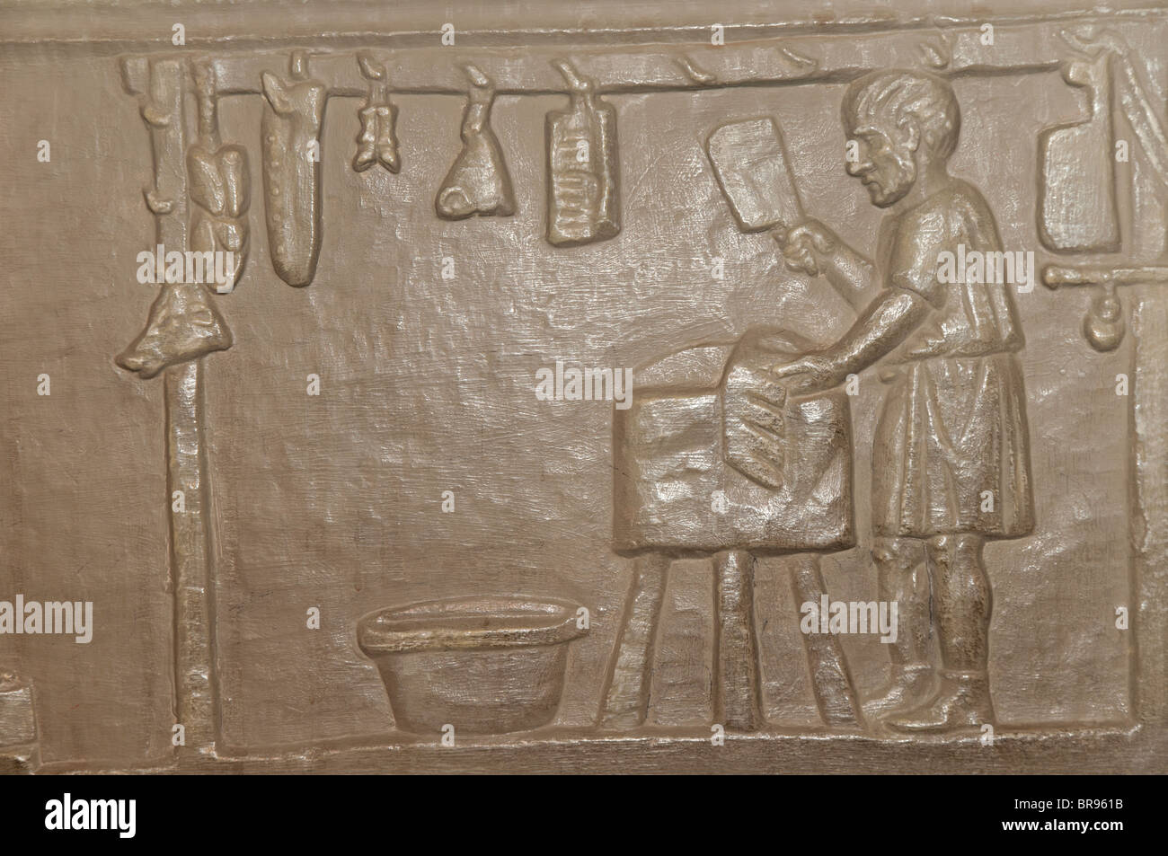 Rilievo romano che mostra una macelleria da Dresda, attualmente al Palazzo Romano di Fishbourne museo. Foto Stock
