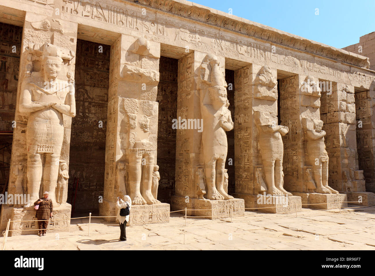 Egitto Medinet Habu linea di statue Foto Stock