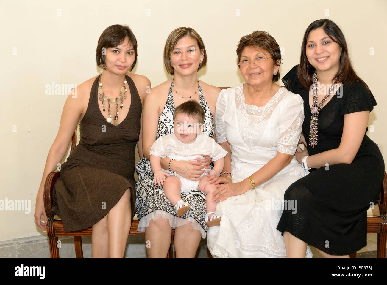 Merida, Yucatan/Mexico-July 8: baby boy battesimo celebrazione. Gruppo familiare shot. Madre mentre tiene il suo bambino Foto Stock