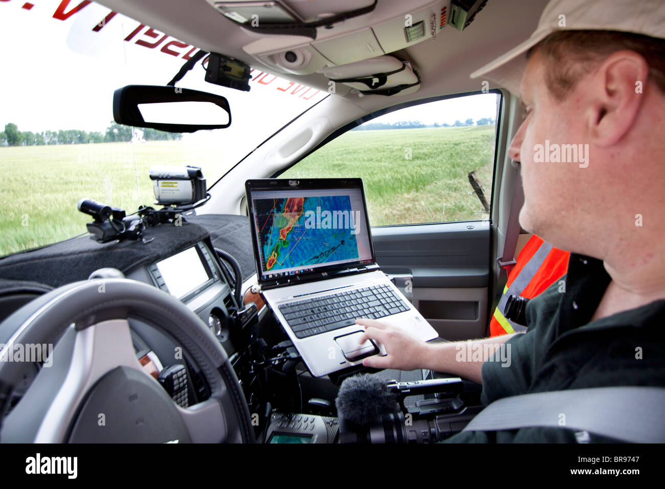 Storm Chaser David Drummond monitora un sviluppo di grave tempesta in nord Oklahoma, 12 maggio 2010. Foto Stock