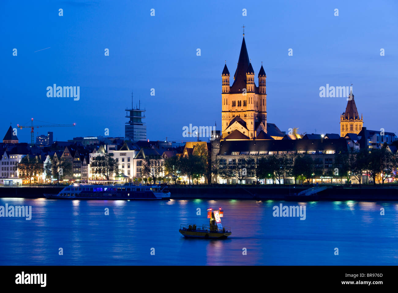 In Germania, in Renania settentrionale-Vestfalia, Colonia. Serata durante il lordo di San Martino e Chiesa Frankenwerft Rhein River embankment. Foto Stock