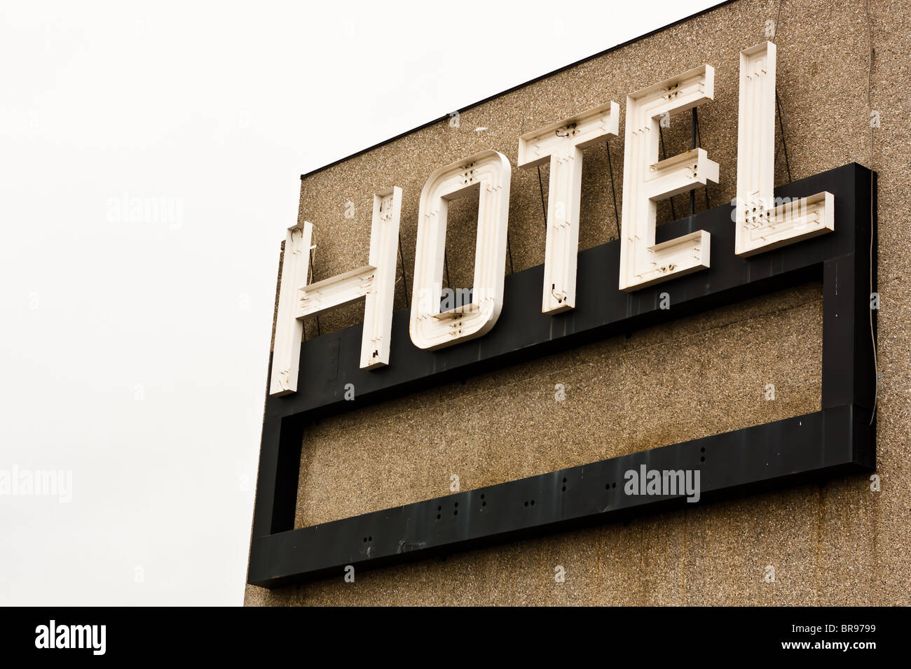 Un semplice hotel segno adorna la facciata di un edificio. Foto Stock