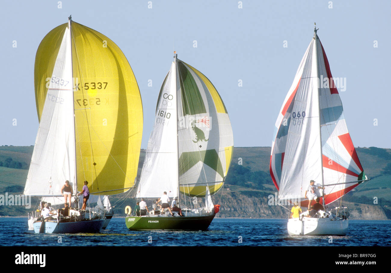 Yachts racing con spinnaker impostata a Weymouth Dorset England Regno Unito Foto Stock