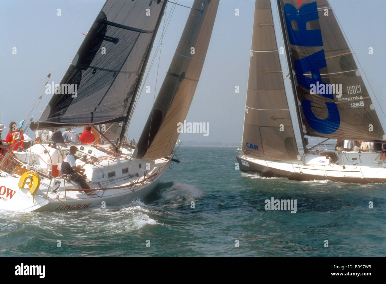 Yachts corse off l'Isola di Wight Hampshire Inghilterra durante la Cowes Week Foto Stock