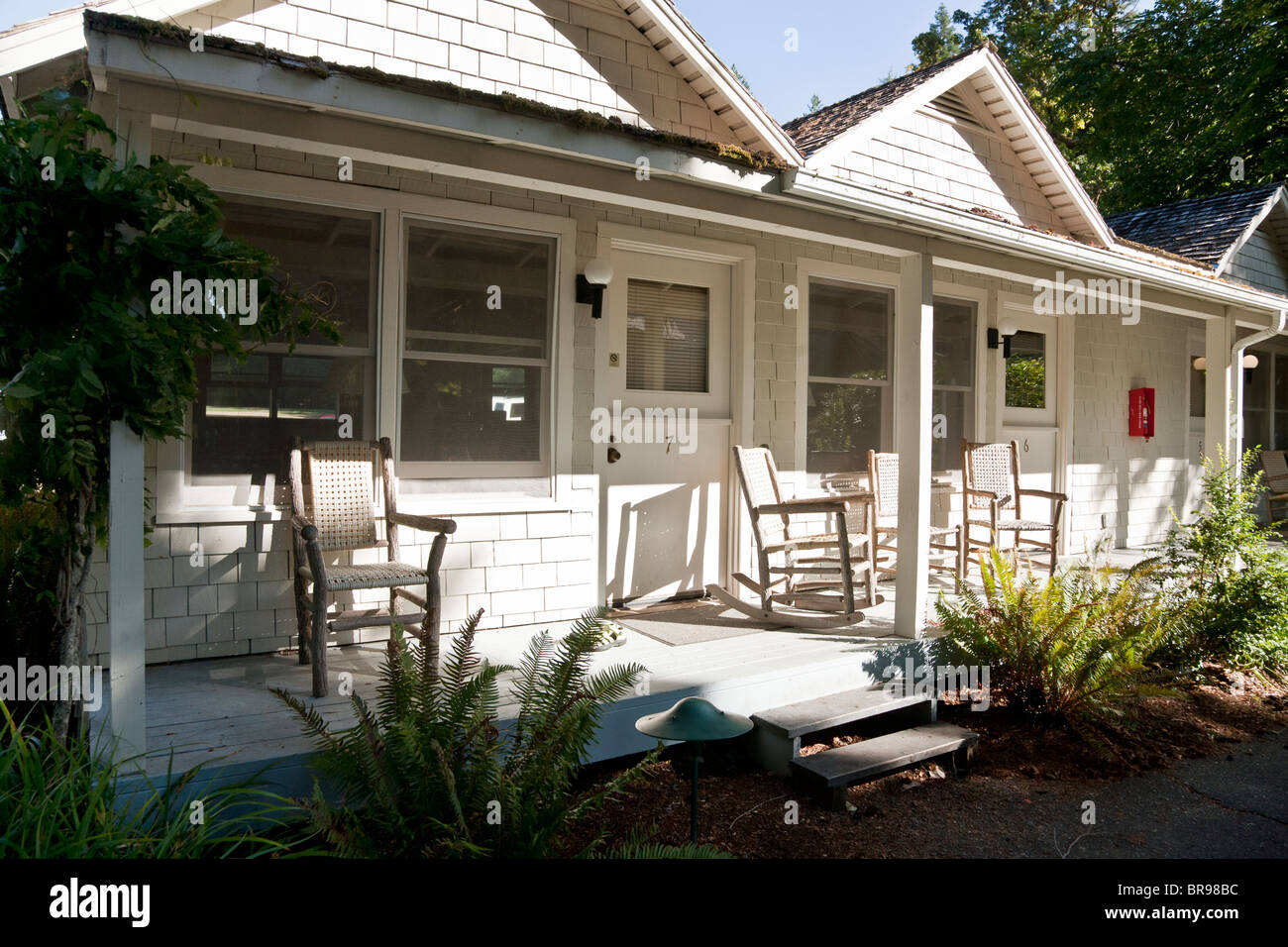 Semplice verniciato bianco di scandole di legno unità cottage con veranda al volgere del secolo Lago Crescent Lodge sul lago Crescent WA Foto Stock