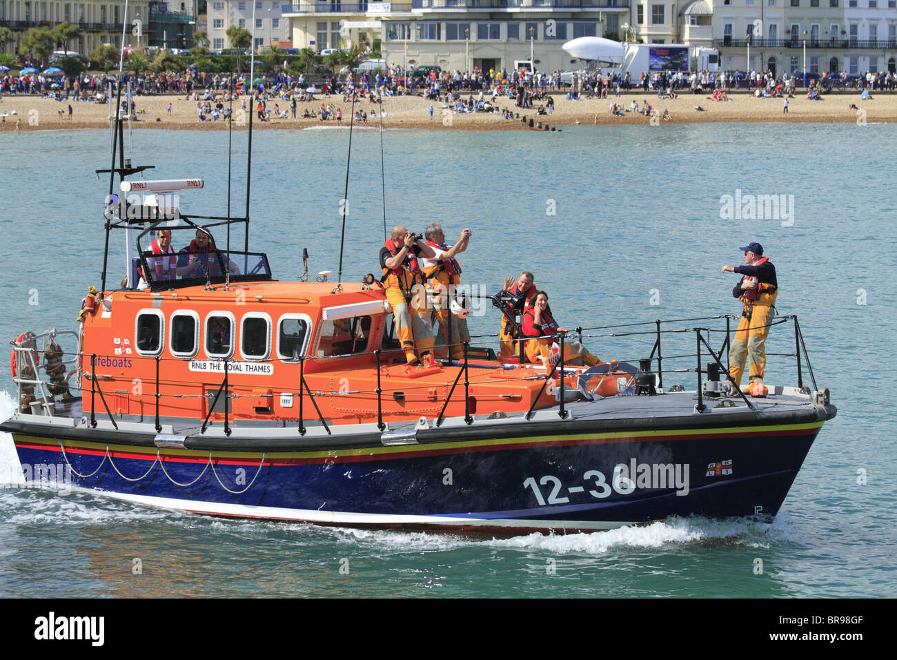 Il RNLI Mersey Classe 'RNLB Royal Thames' Tutti Meteo scialuppa di salvataggio a Eastbourne, East Sussex, Inghilterra. Foto Stock