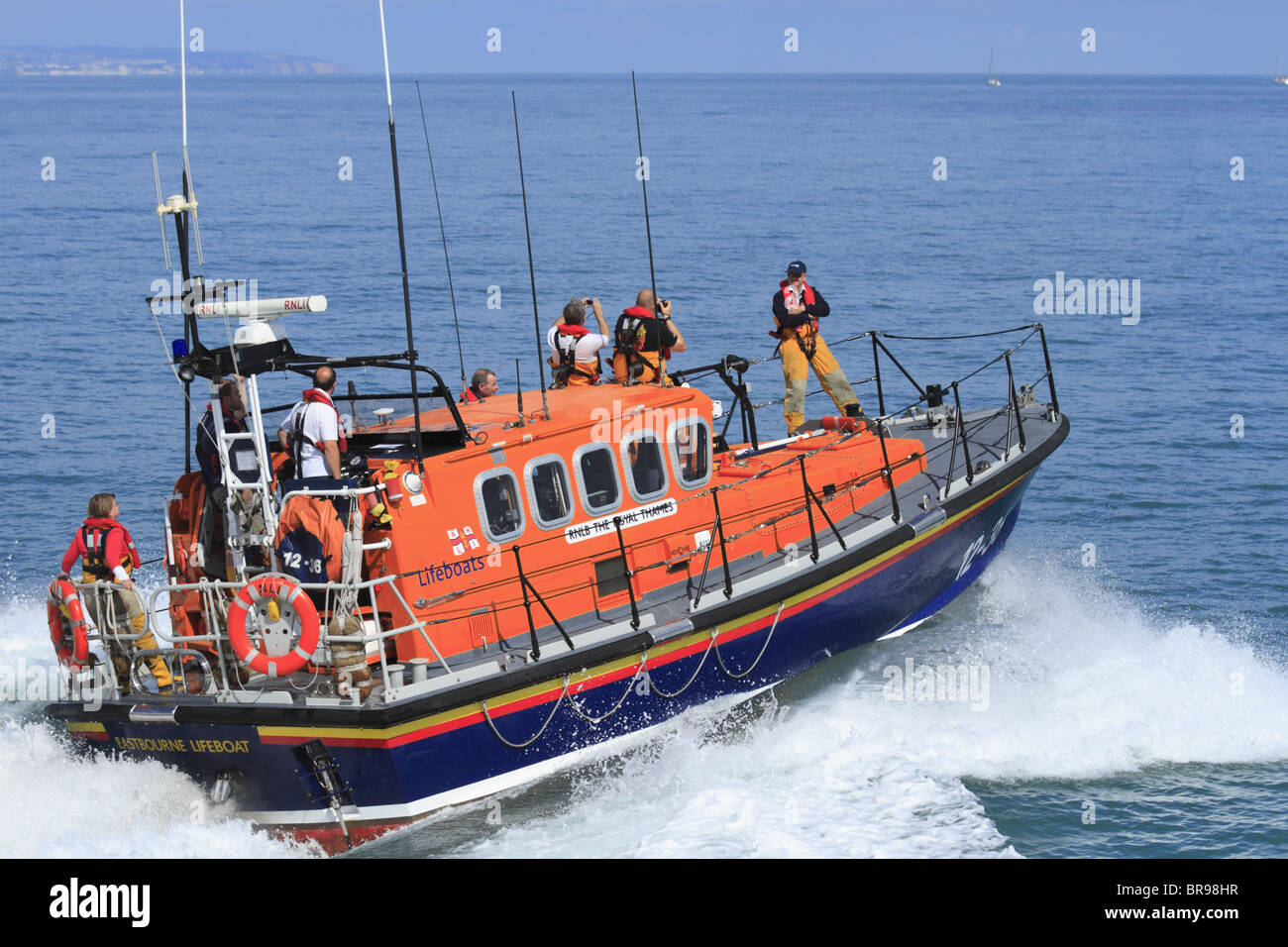 Il RNLI Mersey Classe 'RNLB Royal Thames' Tutti Meteo scialuppa di salvataggio a Eastbourne, East Sussex, Inghilterra. Foto Stock