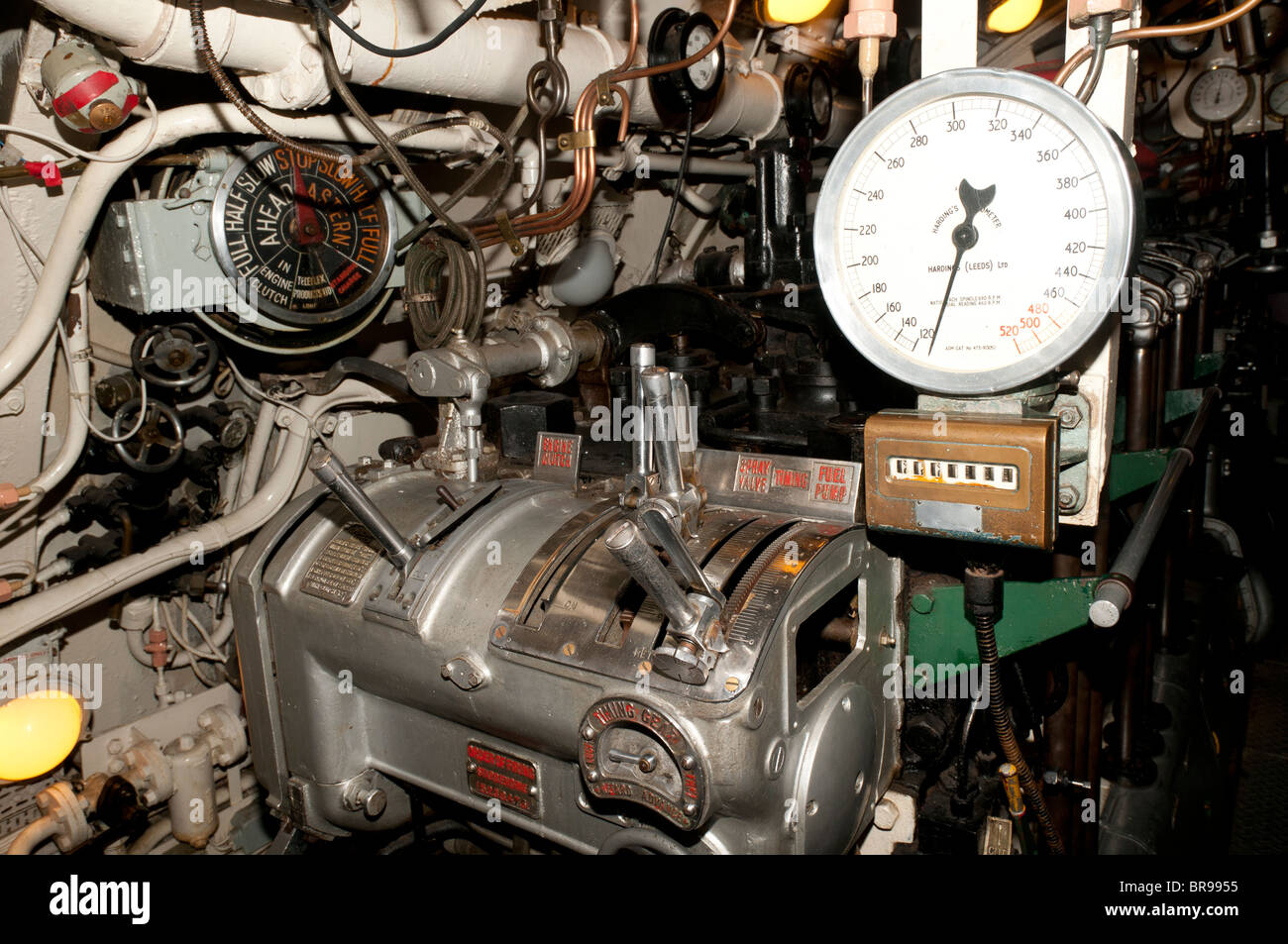 Sommergibile motore diesel i controlli e il contagiri, HMS Alliance, Royal Navy Submarine Museum, Gosport, Portsmouth, Regno Unito Foto Stock