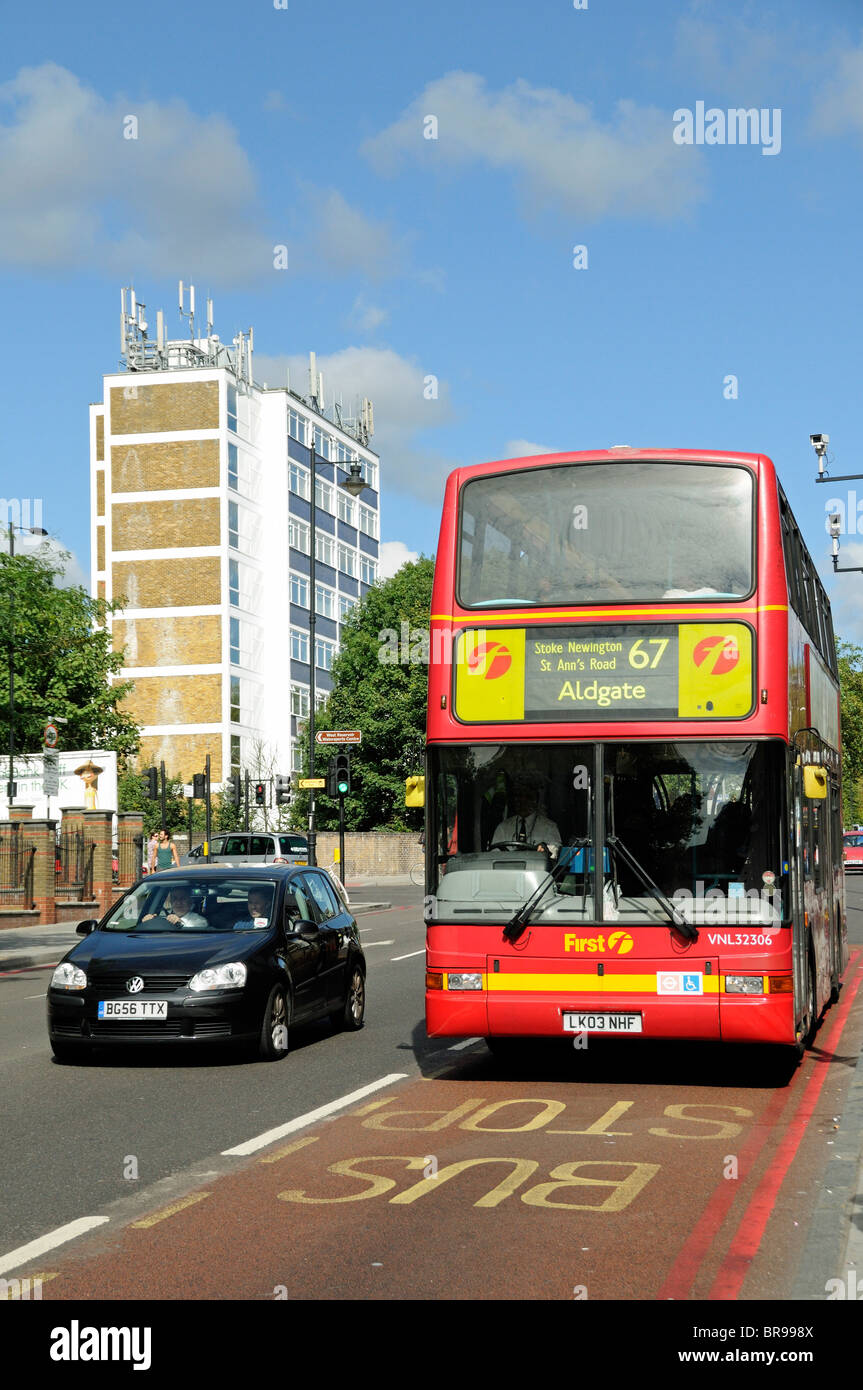 Red double decker bus londinese in corsia degli autobus Hackney England Regno Unito Foto Stock