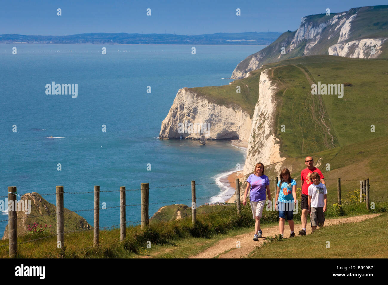 Famiglia camminando lungo la costa sud occidentale percorso, Lulworth Cove, Dorset, Regno Unito Foto Stock