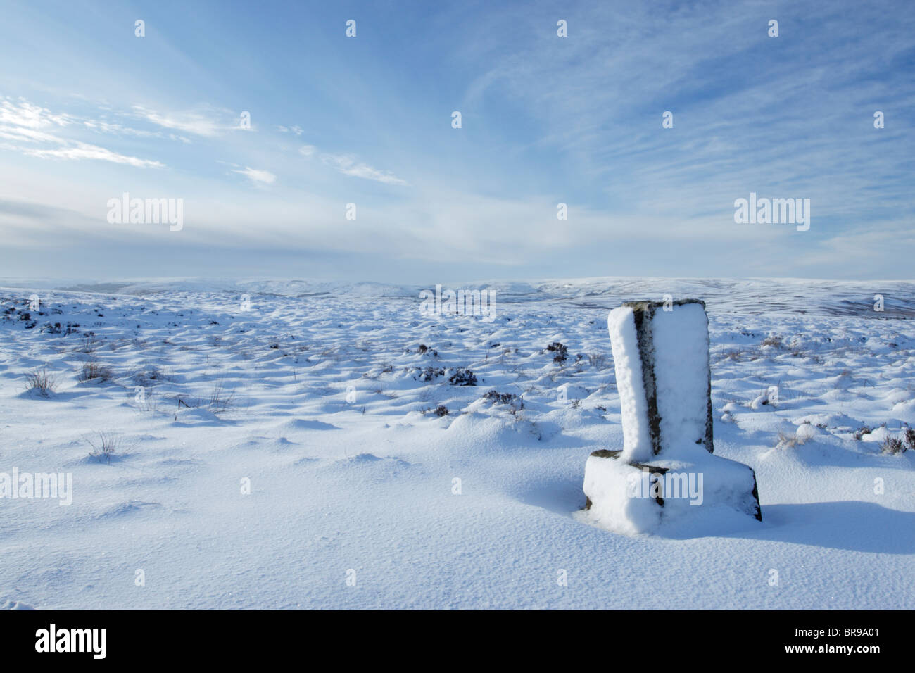 Commondale croce bianca su una coperta di neve Commondale Moor durante il periodo invernale in North York Moors National Park Foto Stock