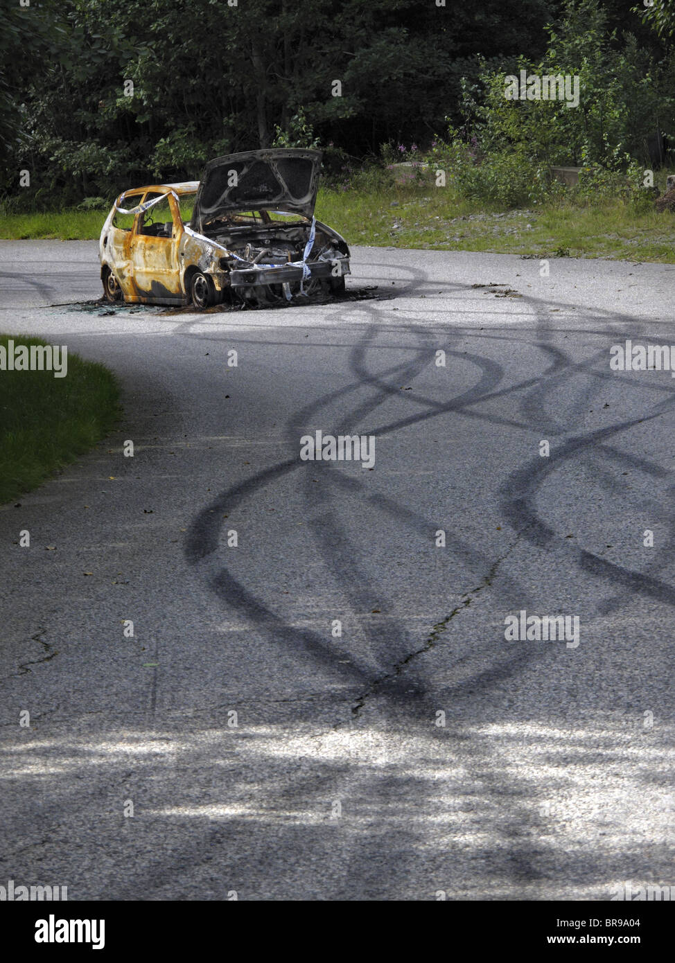 Un vandalizzato e bruciato auto dopo wild drive. Foto Stock