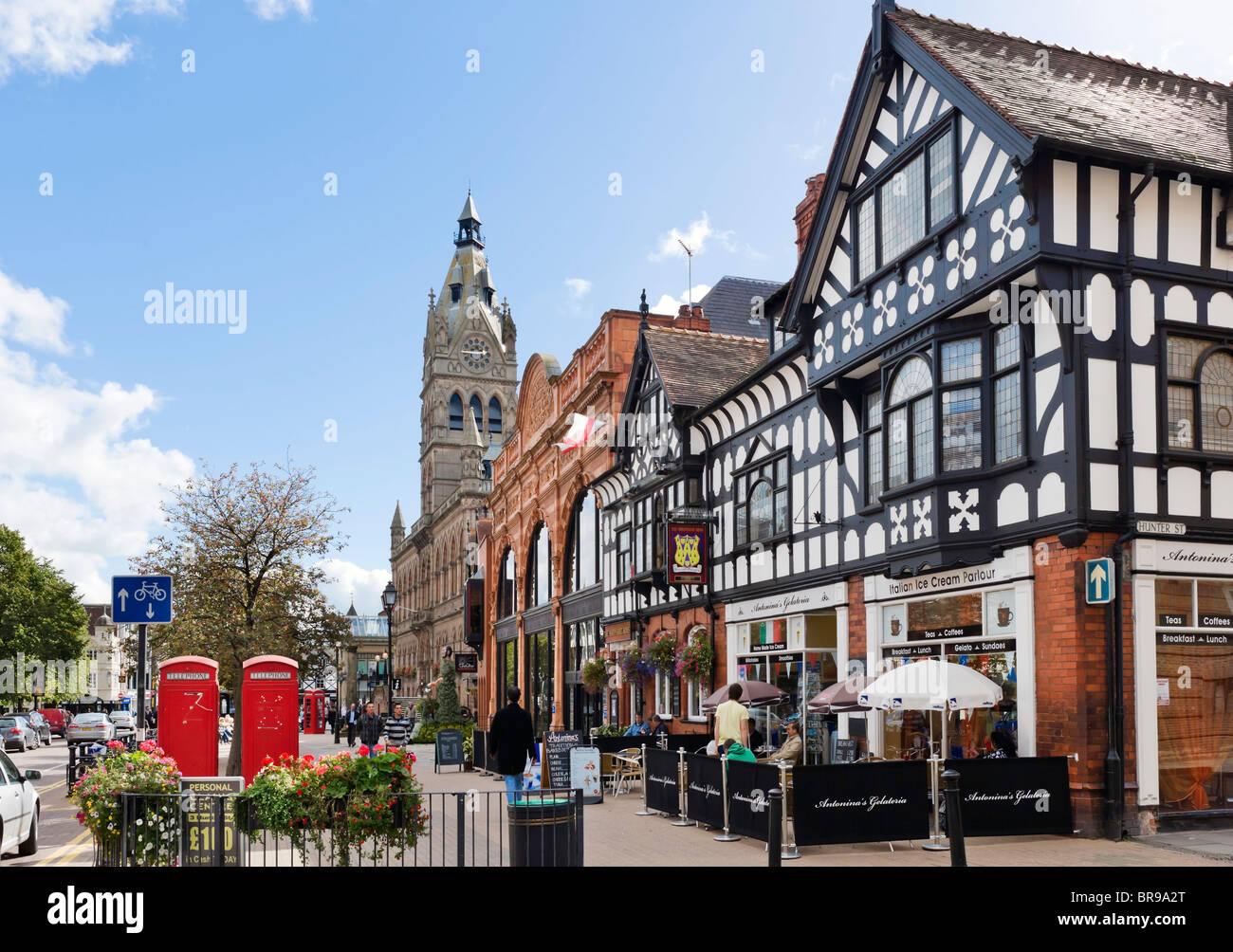 Il Municipio e negozi, Northgate Street, Chester, Cheshire, Inghilterra, Regno Unito Foto Stock