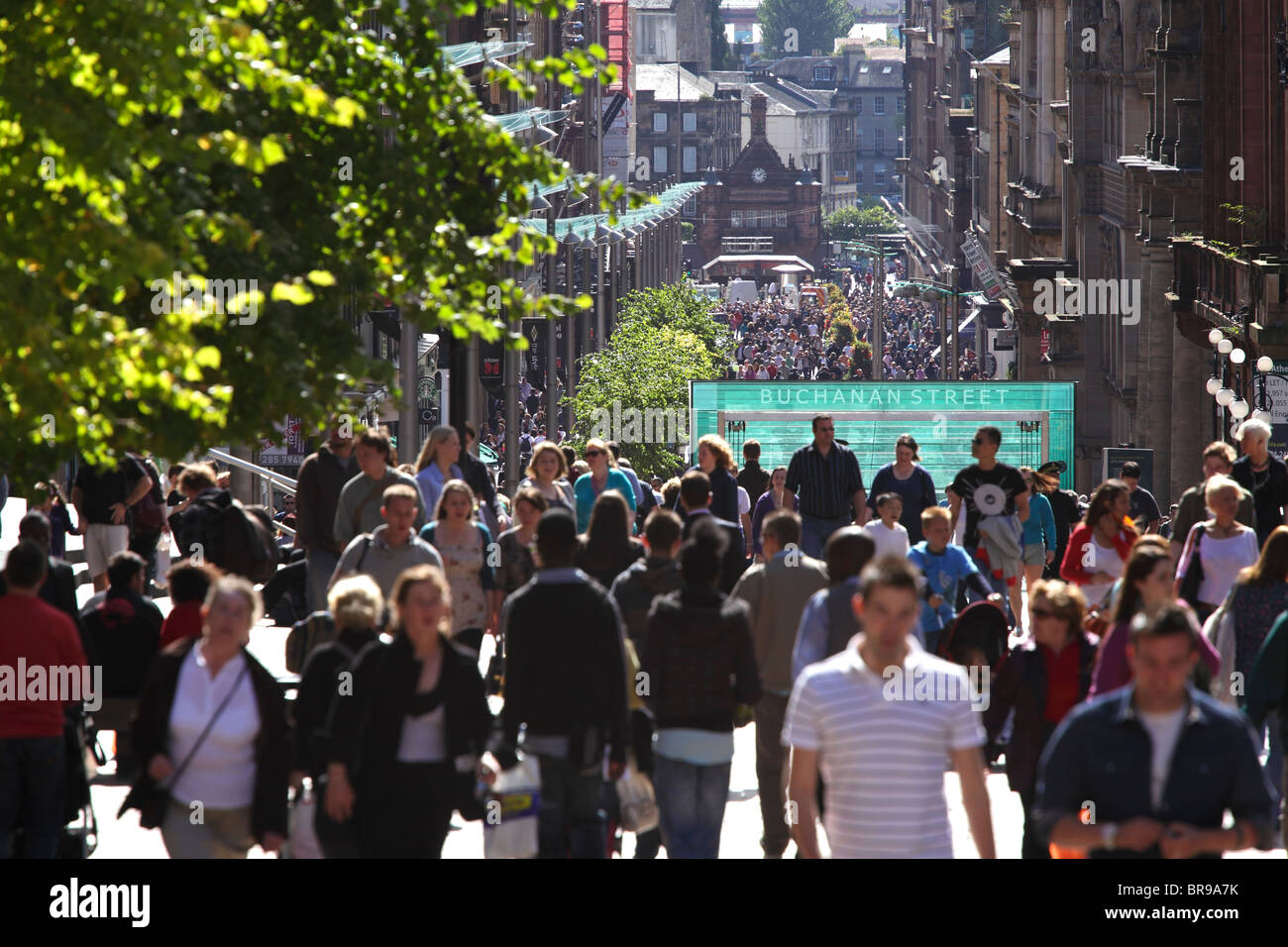 I pedoni a camminare su Buchanan Street nel centro della città di Glasgow, Scotland Regno Unito Foto Stock