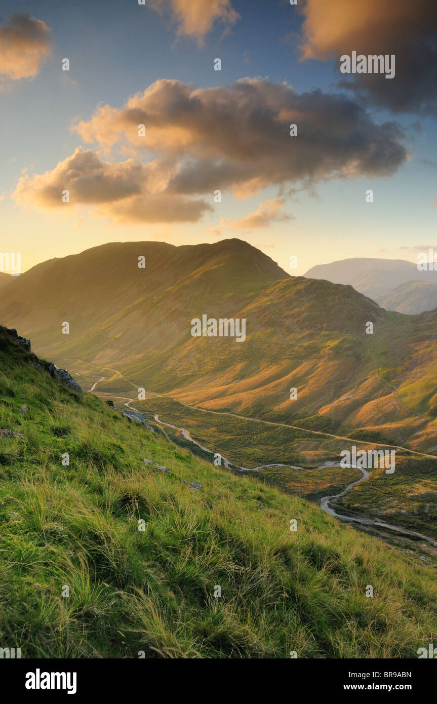 In tarda serata la luce del sole estivo sulla rupe alta e la valle di Ennerdale nel Lake District inglese Foto Stock