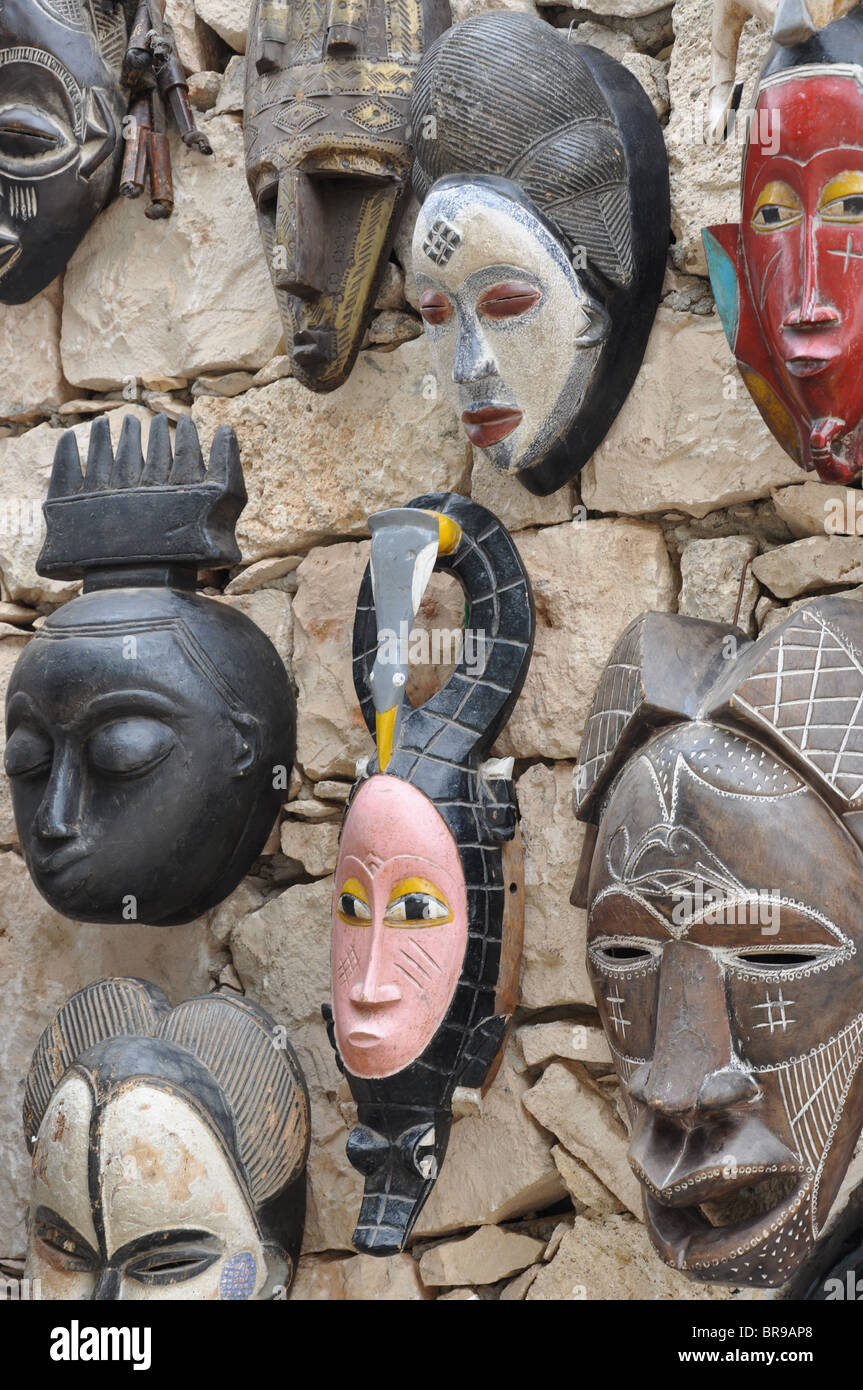 In legno intagliato di maschere per la vendita in Sal, Capo Verde Foto Stock