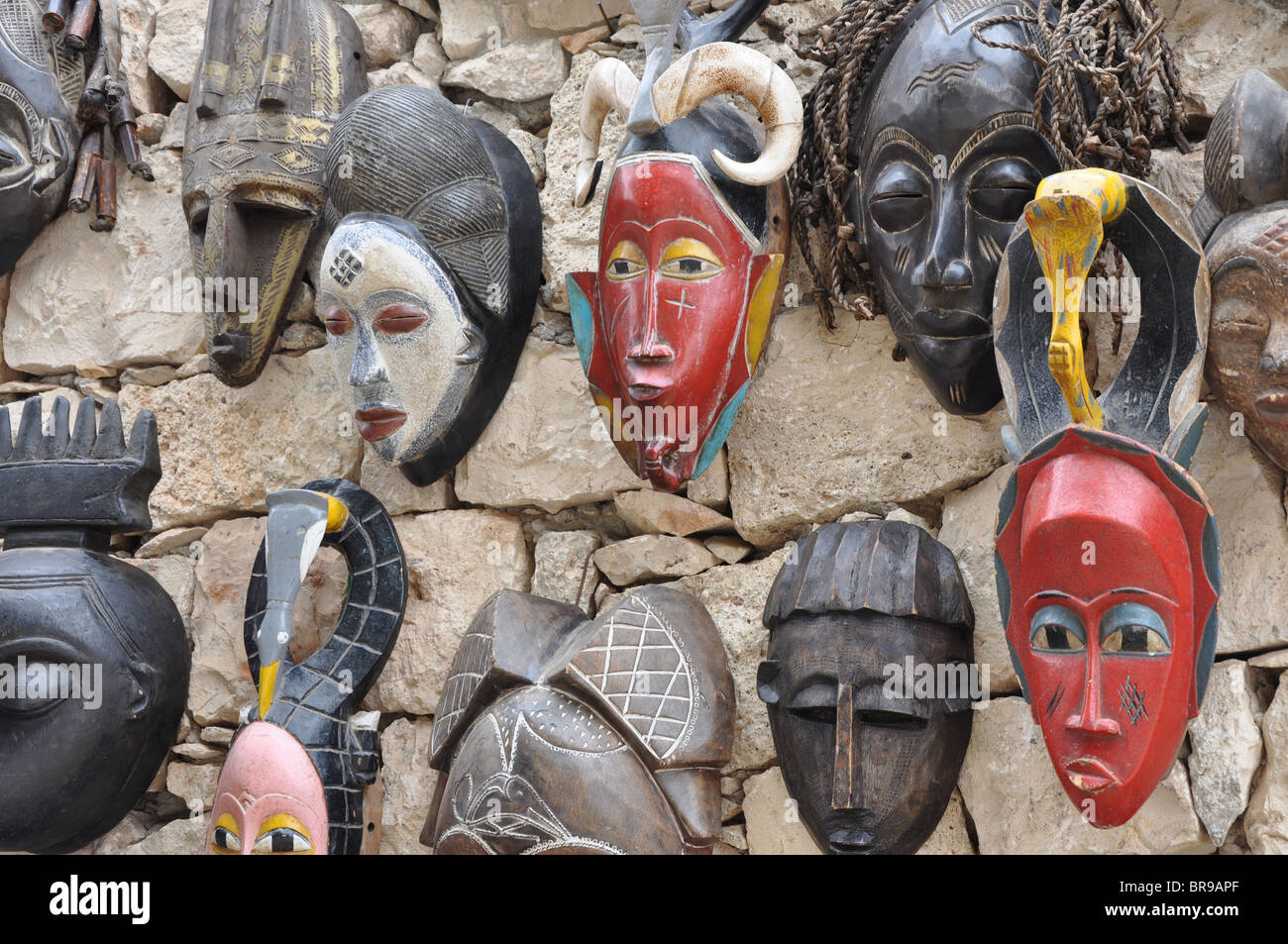 In legno intagliato di maschere per la vendita in Sal, Capo Verde Foto Stock