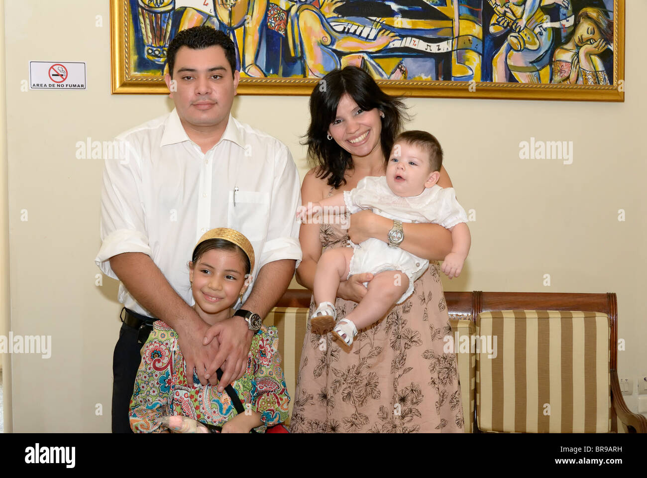 Merida, Yucatan/Mexico-July 8:baby boy battesimo celebrazione. Gruppo familiare immagine: padre, madre e figlia (parenti) con il battesimo bimbo Foto Stock