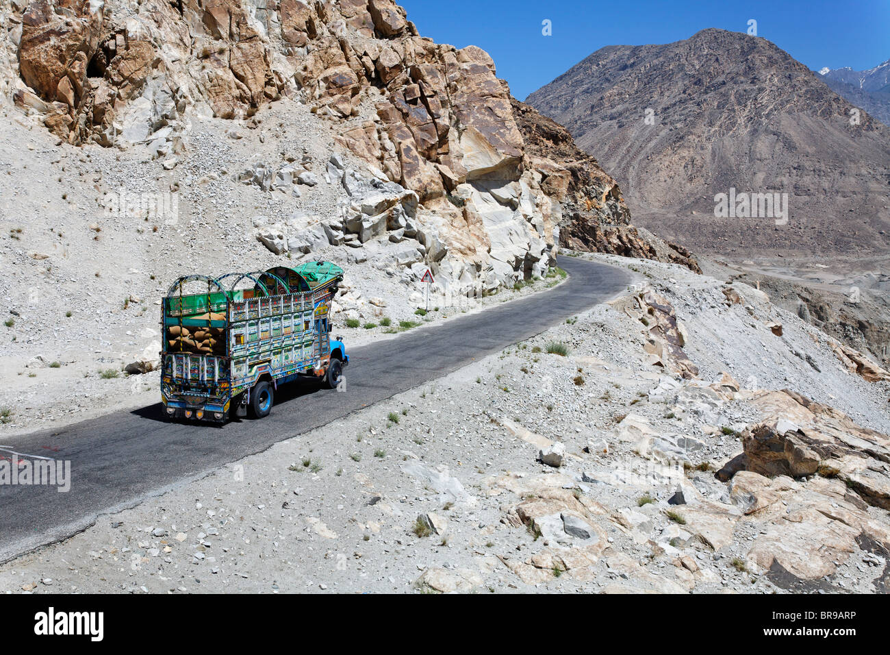 Carrello verniciato sulla Karakoram Highway, Gilgit-Baltistan, Pakistan Foto Stock