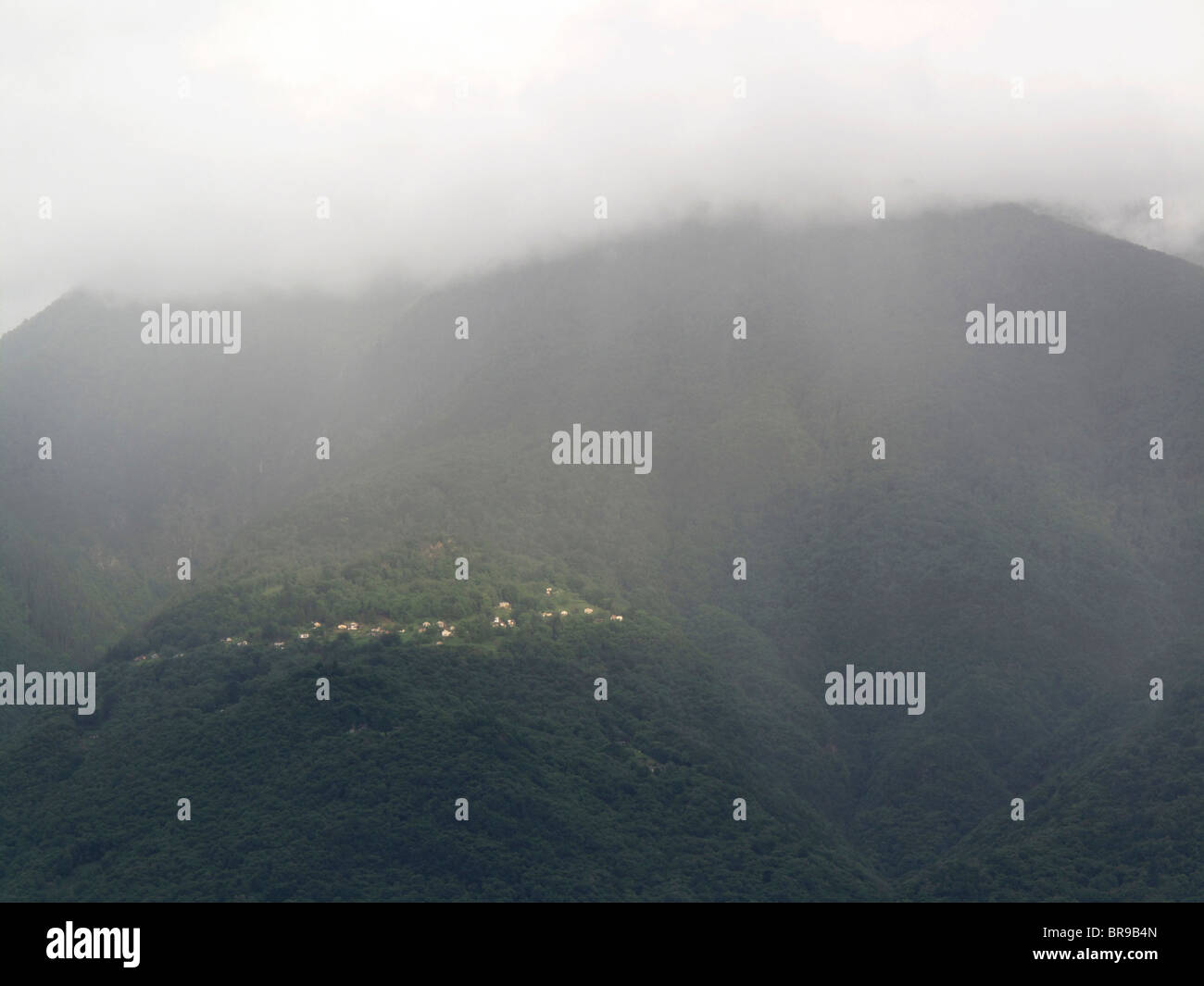 Heavy Rain doccia sopra area montana del Gambarogno (vicino al villaggio di gerra) - il canton Ticino - Svizzera Foto Stock