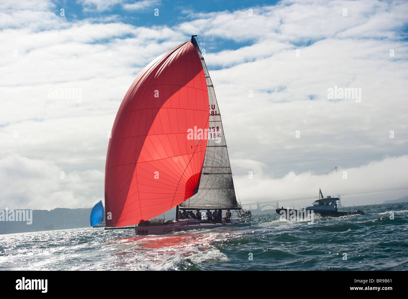 Bronco, un Melges 32, barca a vela con una pressa a fianco della protezione Foto Stock