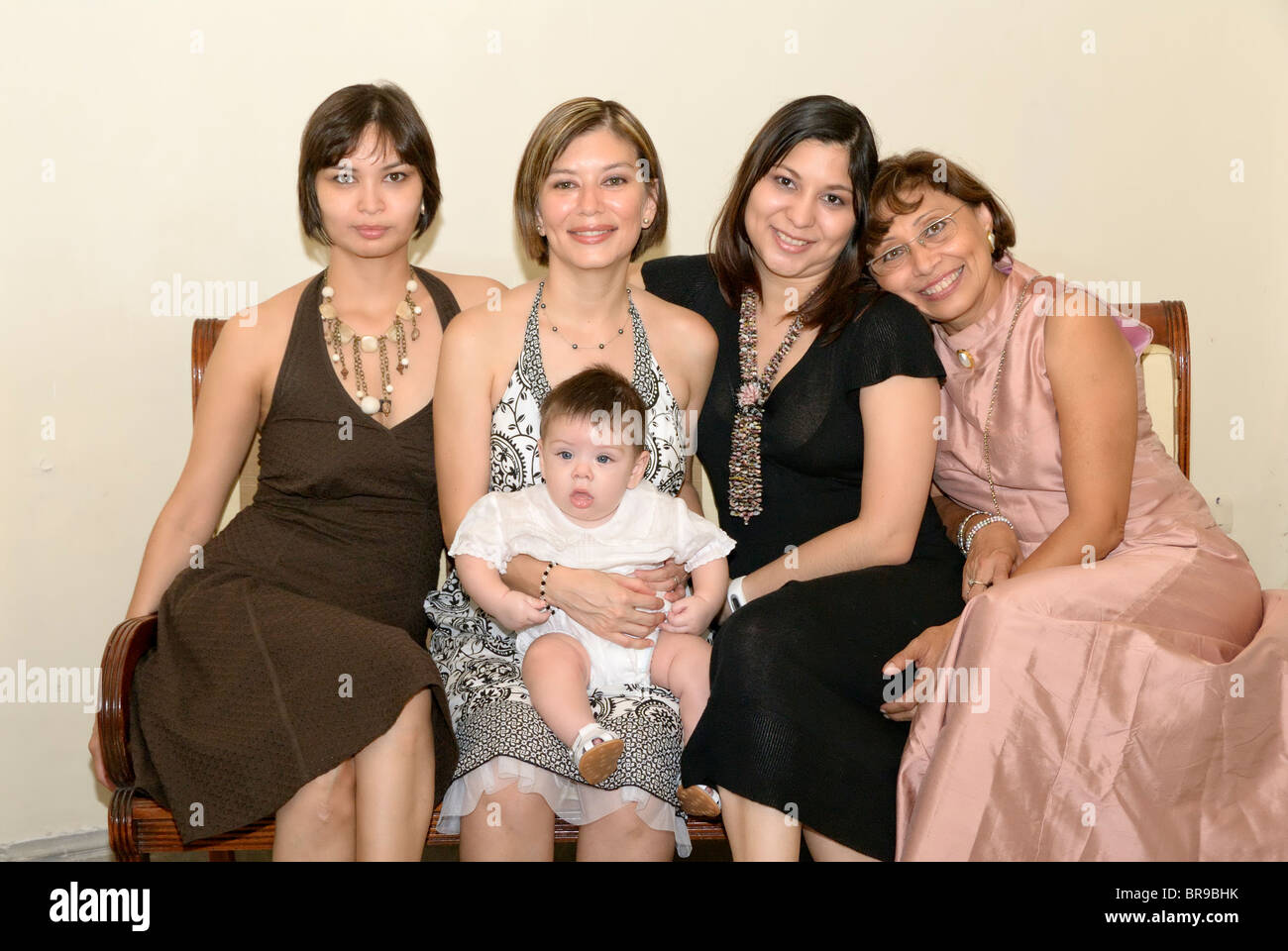 Merida, Yucatan/Mexico-July 8: baby boy battesimo celebrazione. Gruppo familiare shot. Madre mentre tiene il suo bambino Foto Stock