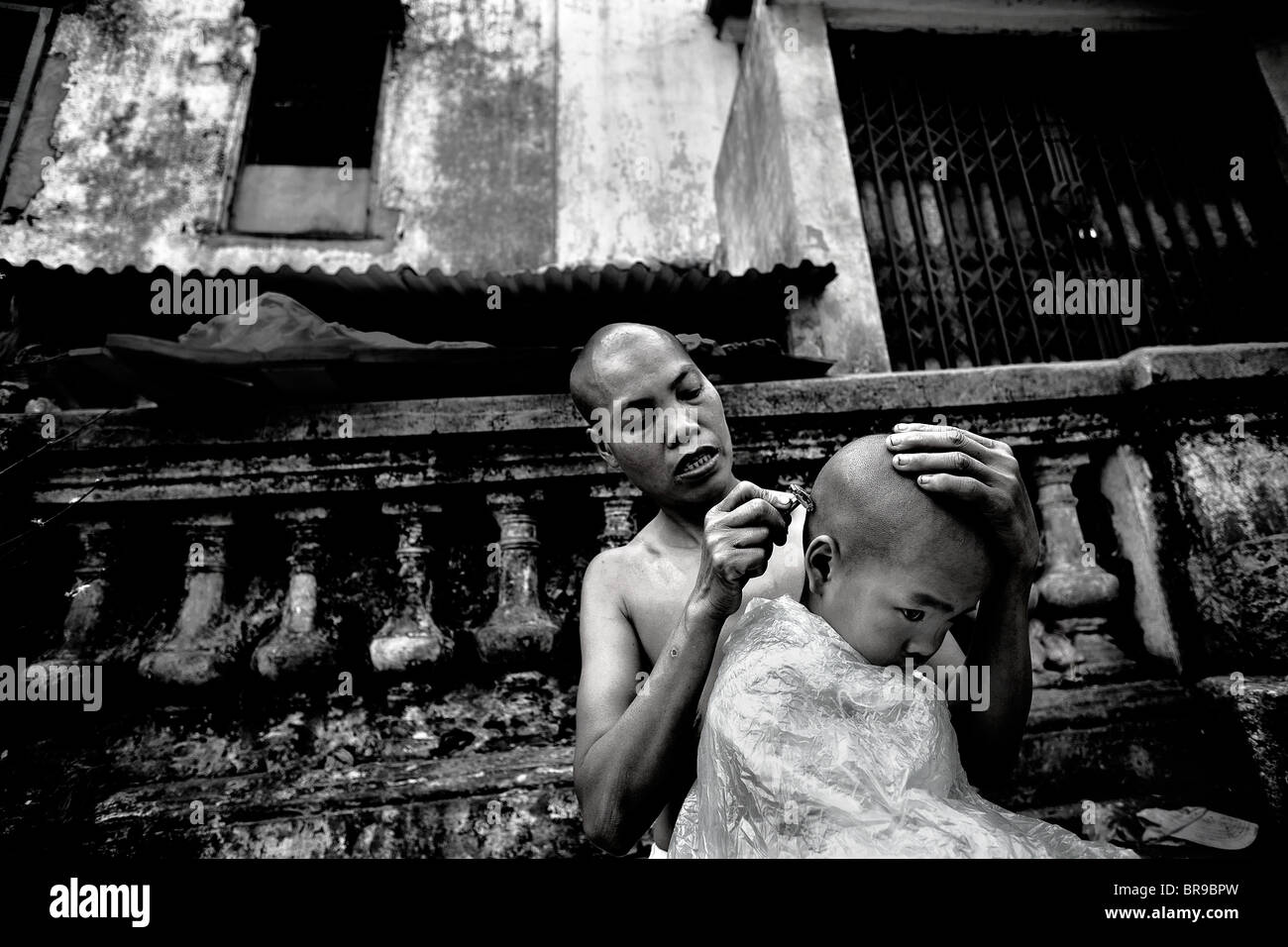 Rasature madre del figlio in testa street in Hanoi Vietnam. Foto Stock