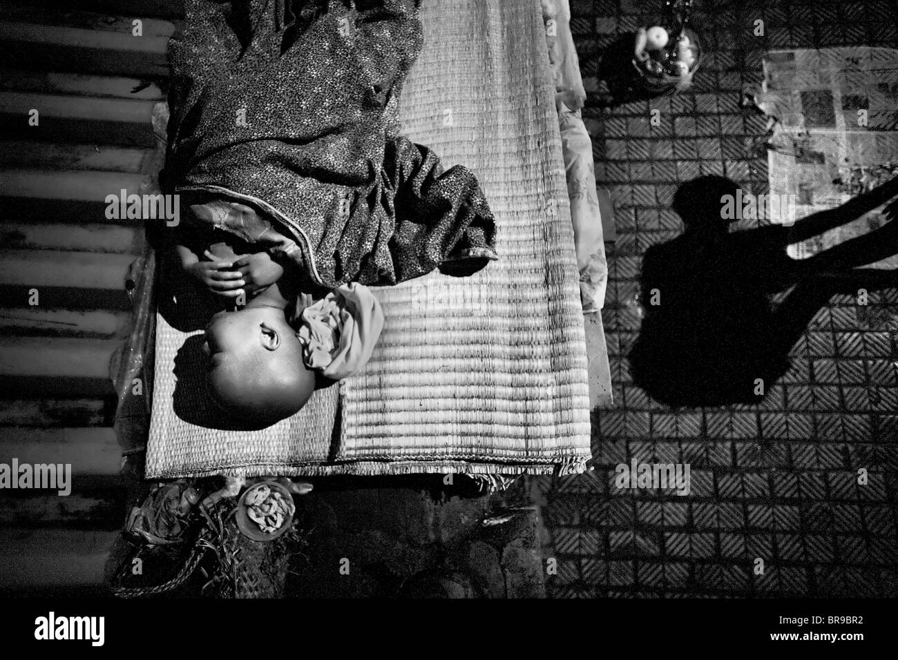 Madre riprende il garbage dopo la messa il figlio a dormire in Hanoi Vietnam. Foto Stock
