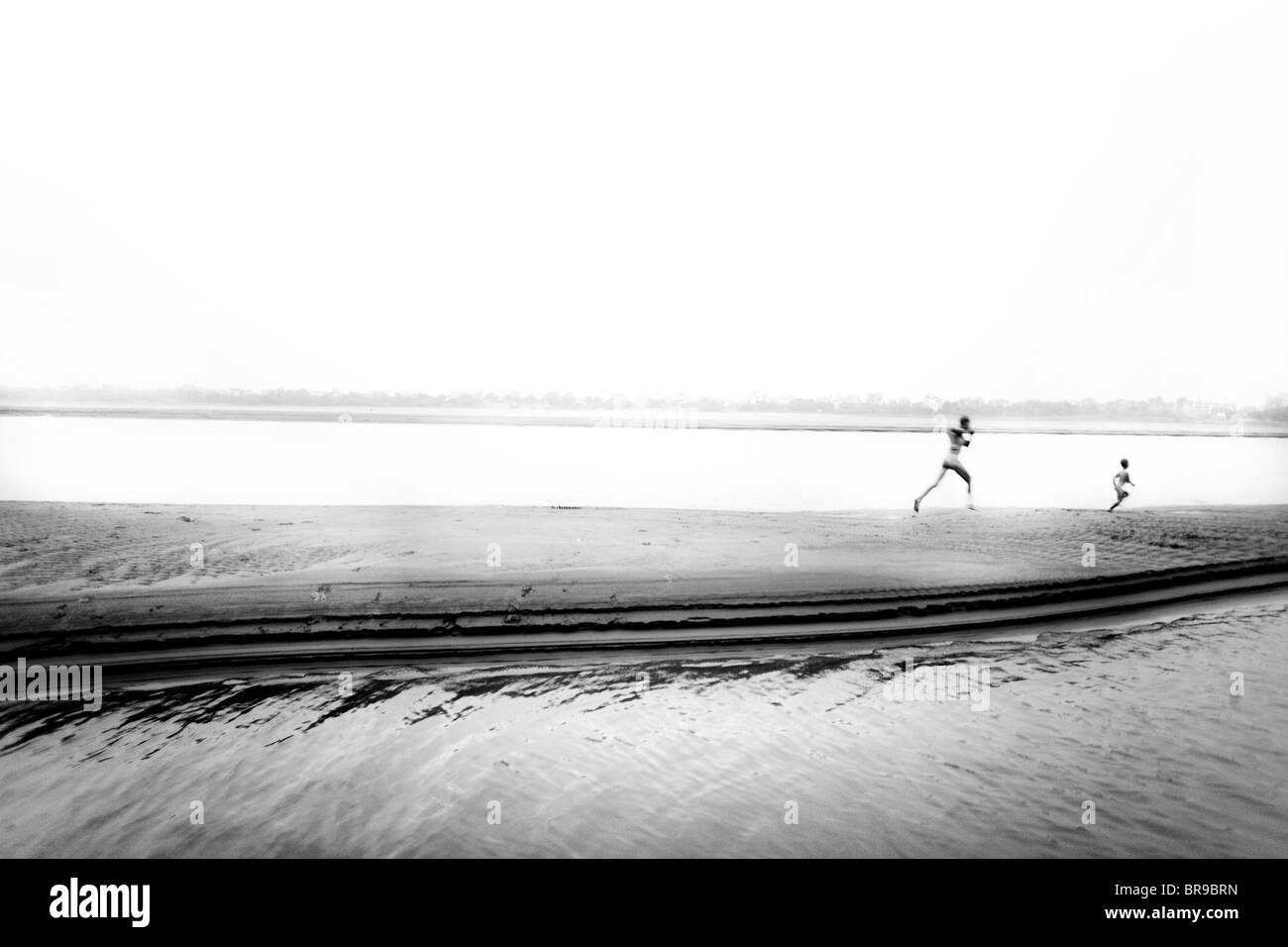 La madre gioca con il figlio sulla spiaggia di Red River Vietnam. Foto Stock