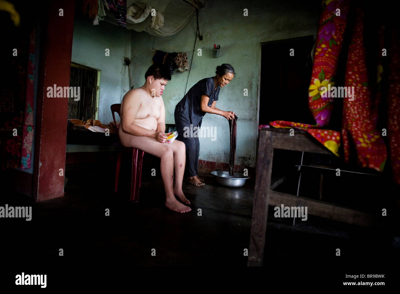 Lavaggi di madre in figlio di Dong ha il Vietnam. Foto Stock