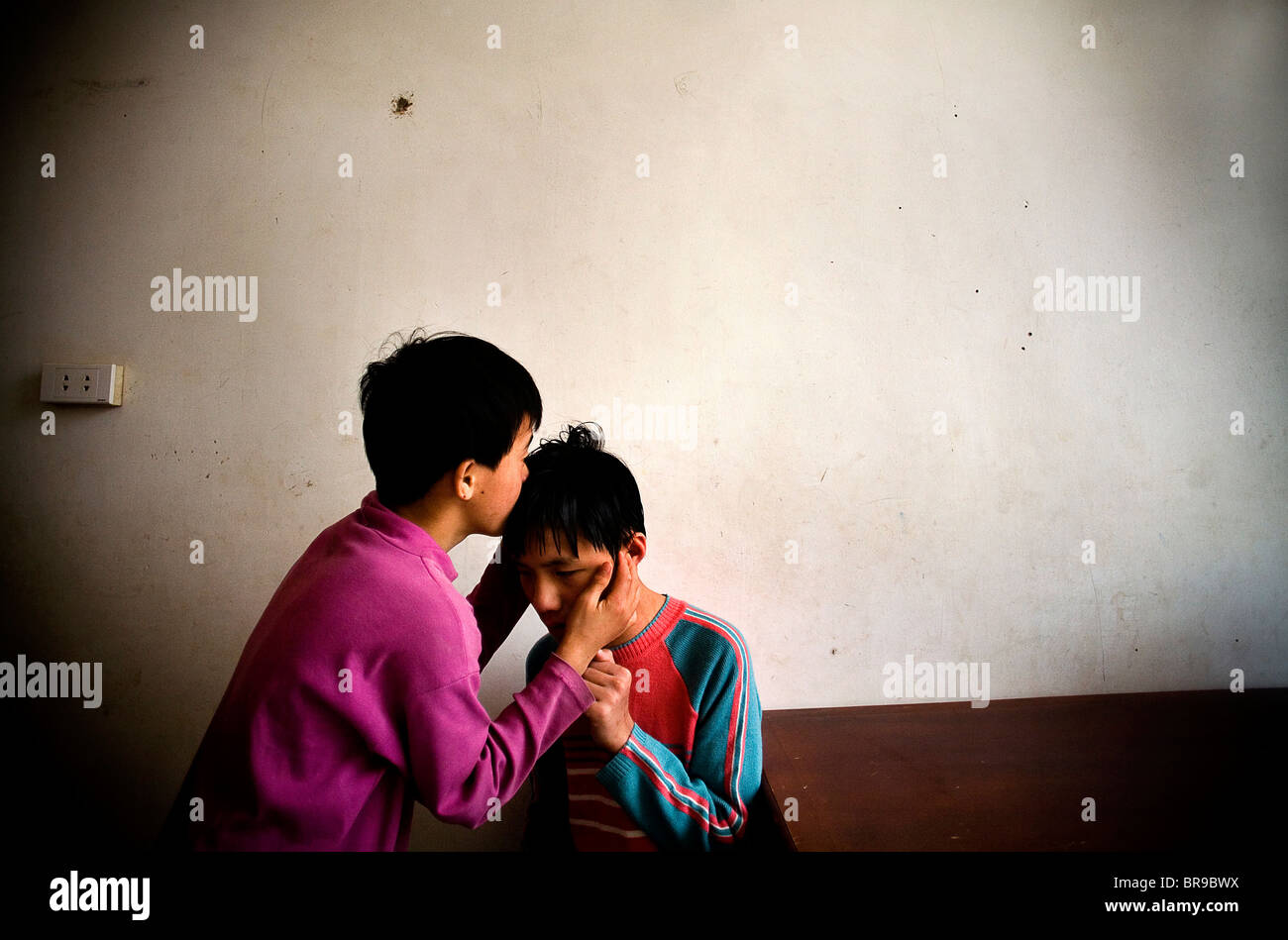Amico comfort disattivata boy in Hanoi Vietnam Foto Stock