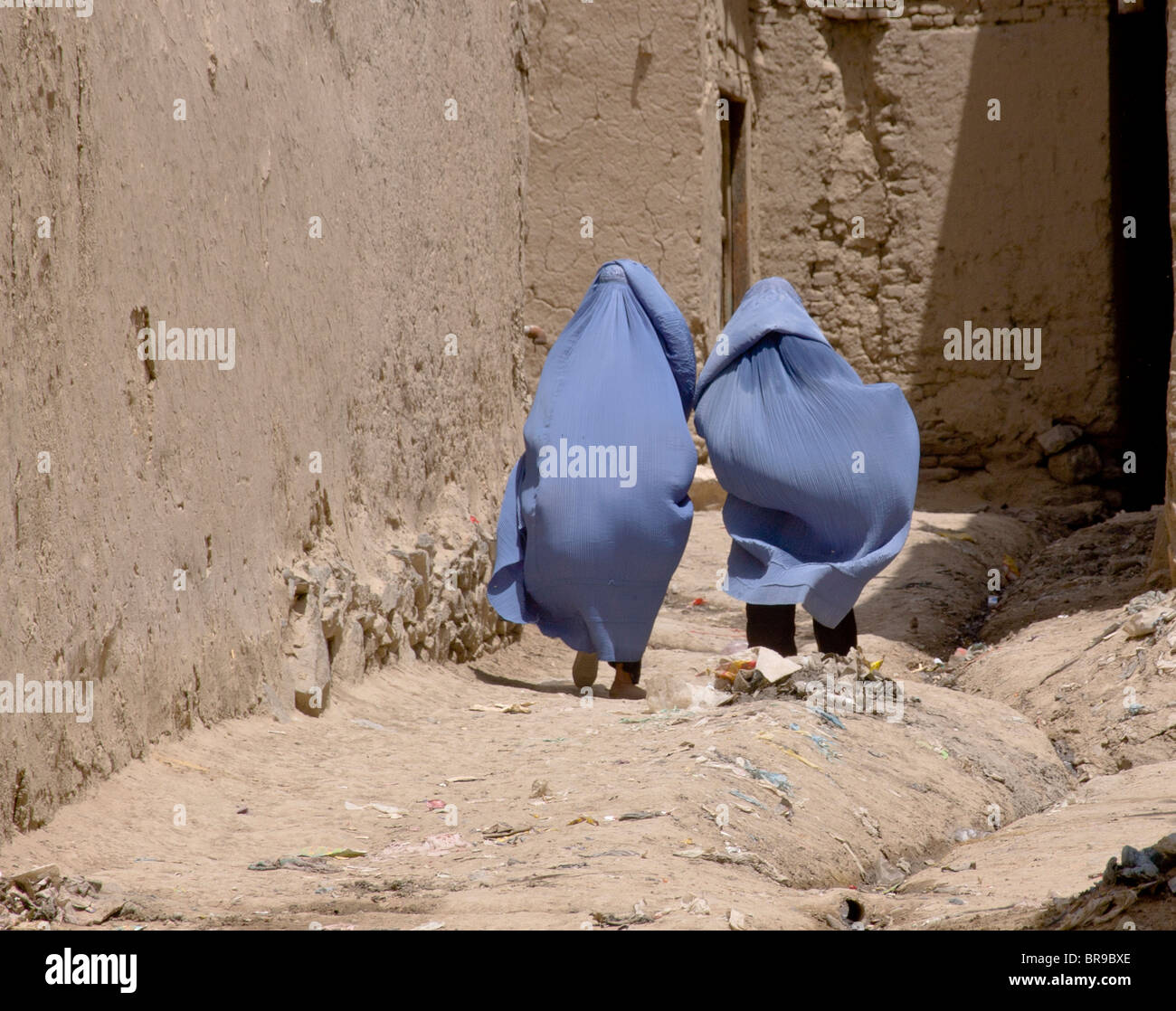 Casa a piedi a Kabul Foto Stock