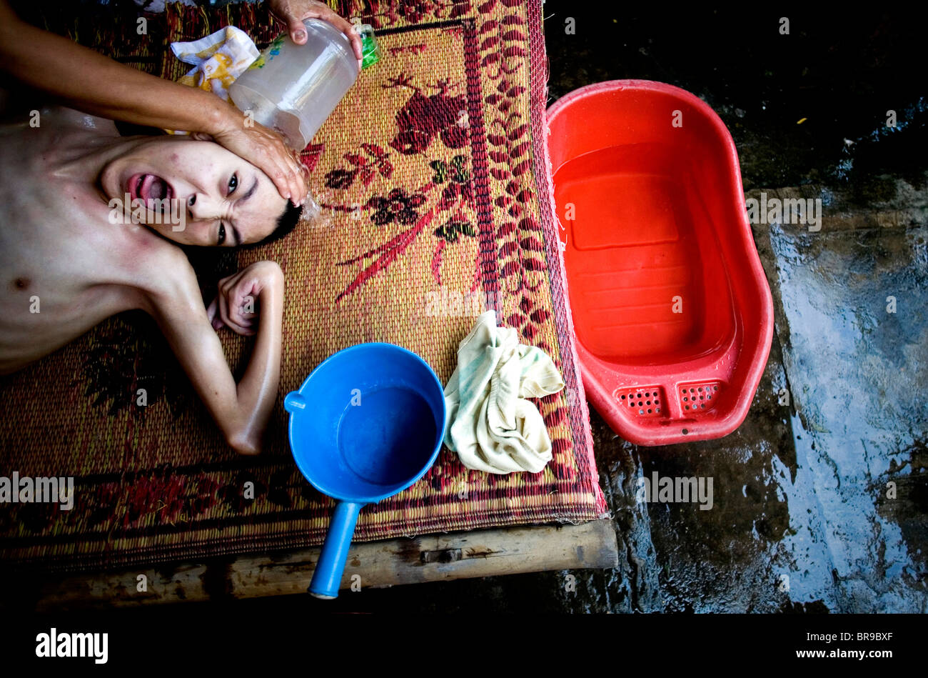Lavaggi di madre in figlio di Dong ha il Vietnam. Foto Stock