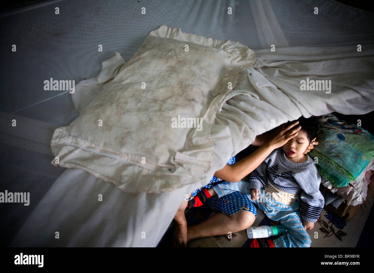 La madre si prende cura di suo figlio disabile Hanoi Vietnam. Foto Stock