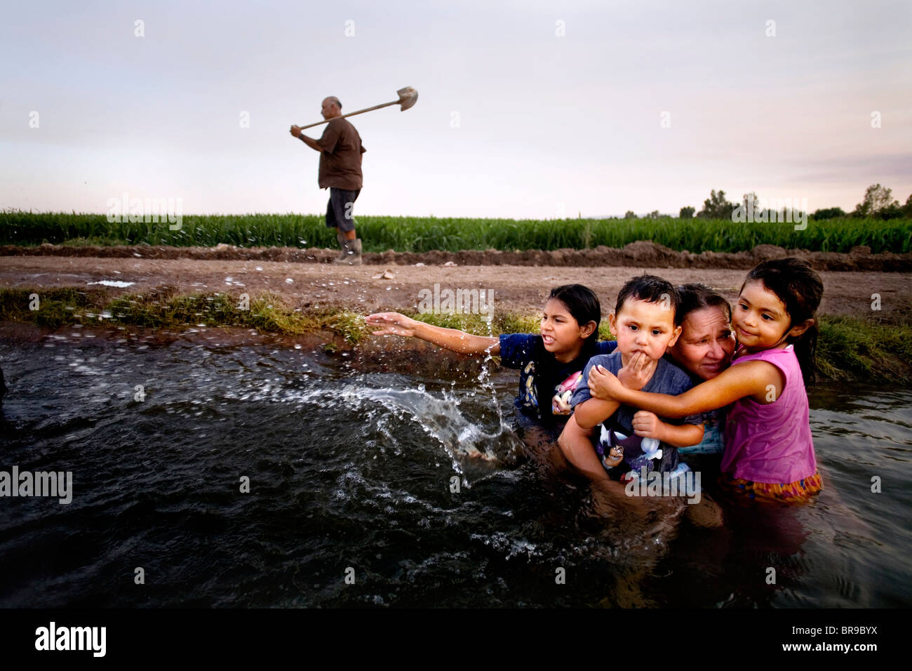 Famiglia nuota in acqua in fossa Ejido Hermosillo Messico. Foto Stock