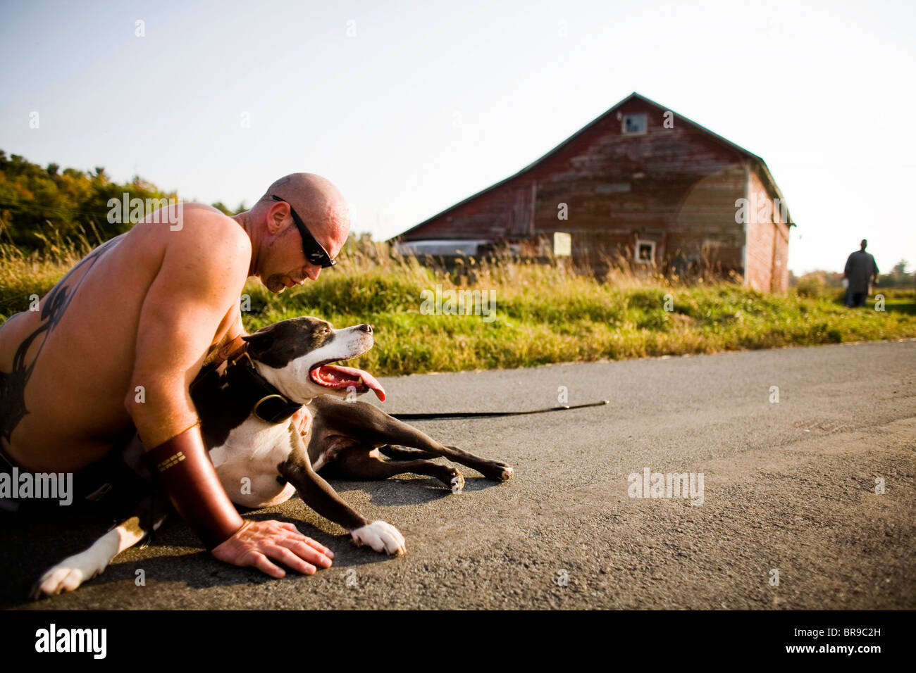 L uomo si trova con il cane in Jeffersonville New York. Foto Stock