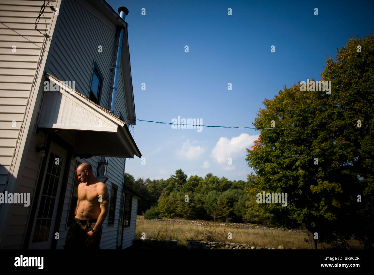 L'uomo stare vicino alla casa in Jeffersonville New York. Foto Stock