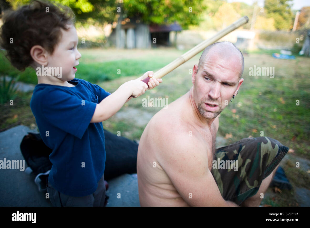 Figlio hits padre delicatamente sulla testa in Jeffersonville New York. Foto Stock