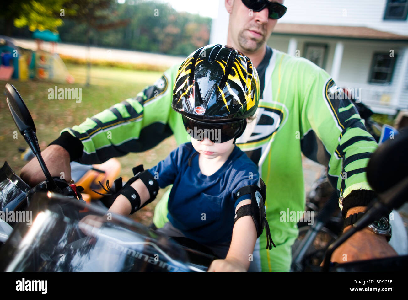 Il padre si siede con figlio sul motociclo in Jeffersonville New York. Foto Stock