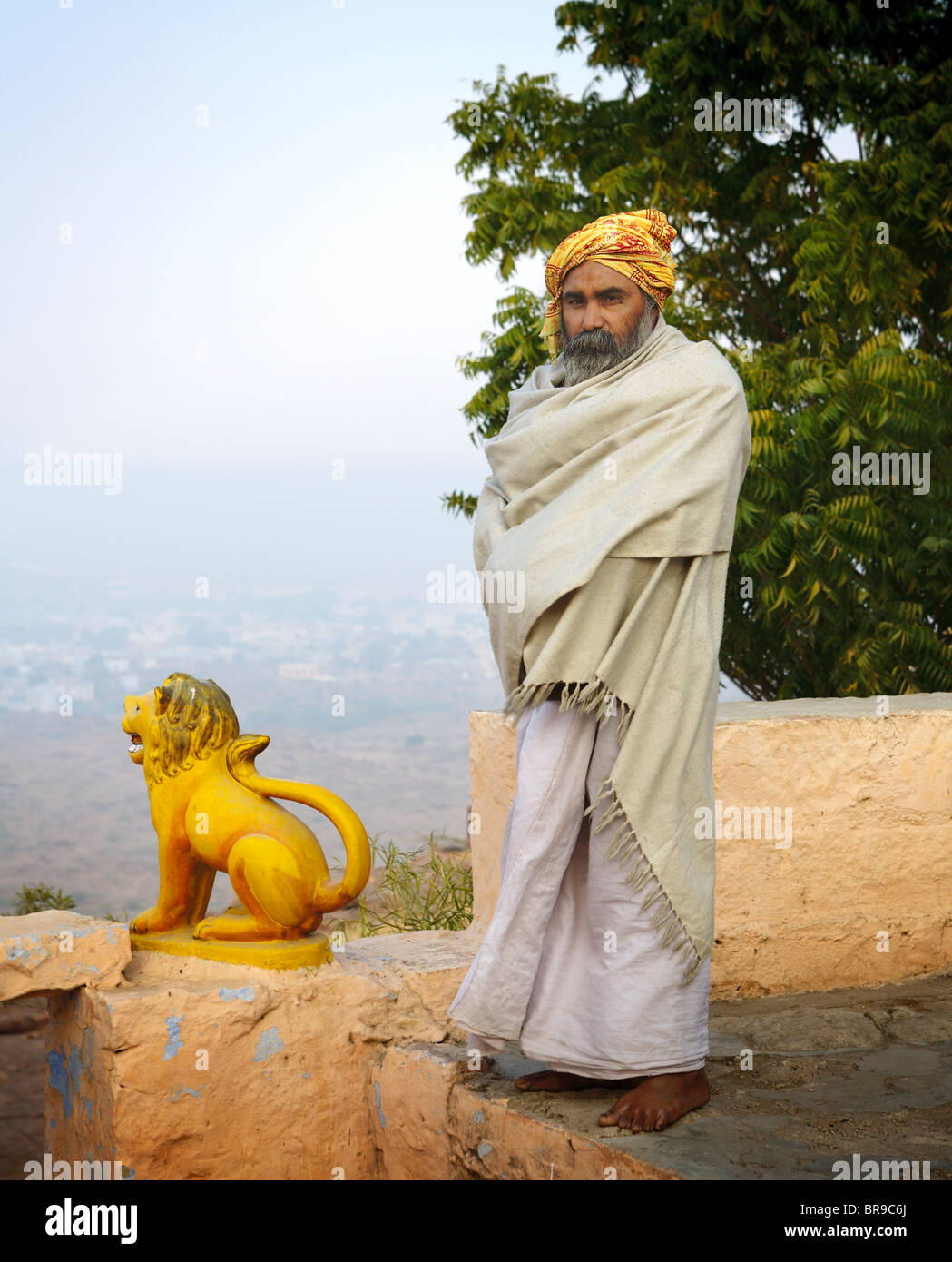 Sacerdote indù che si affaccia sulla città di Jodhpur India. Foto Stock