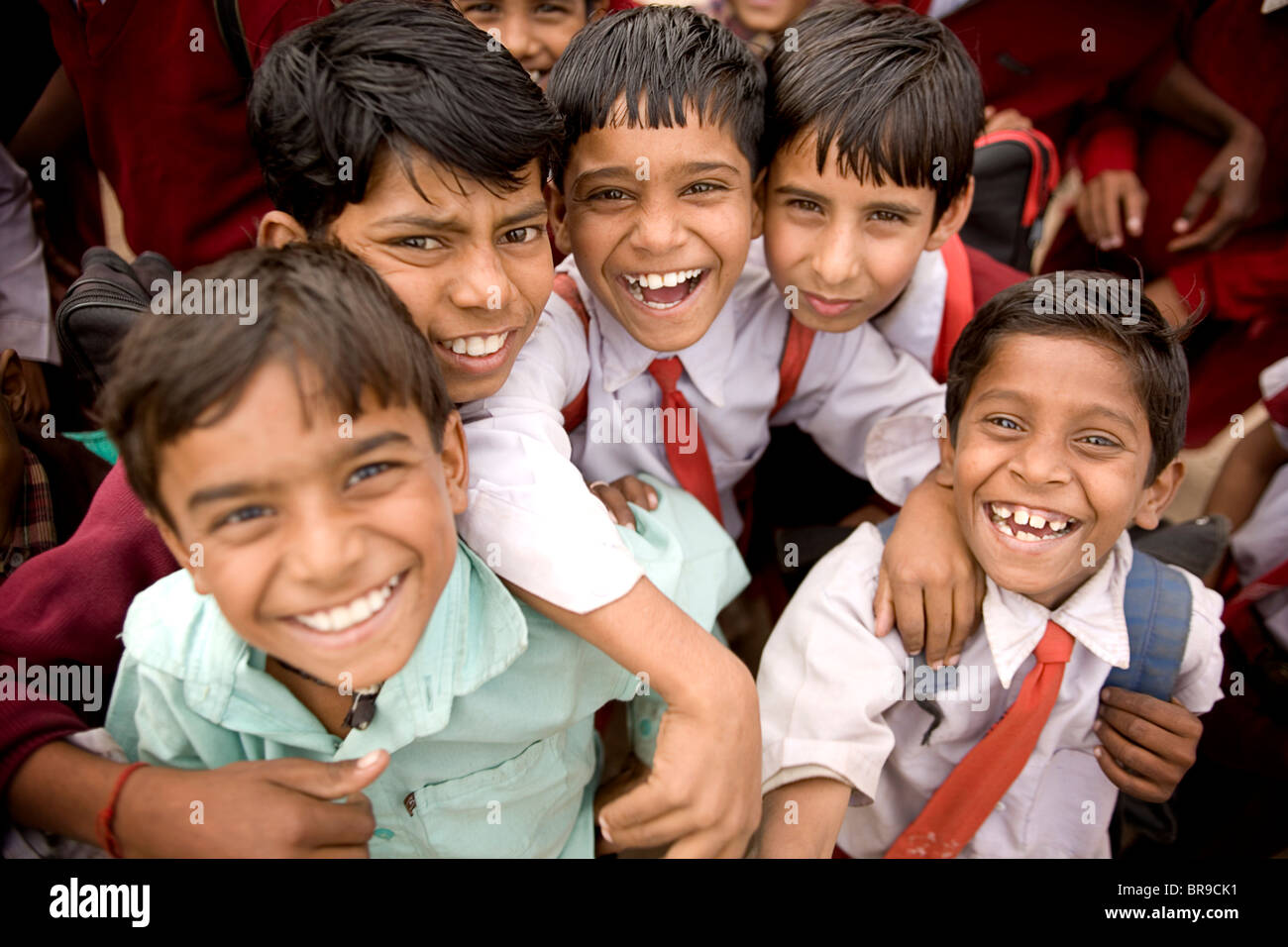 Scolari divertirsi nella parte anteriore della fotocamera in Madhya Pradesh India. Foto Stock