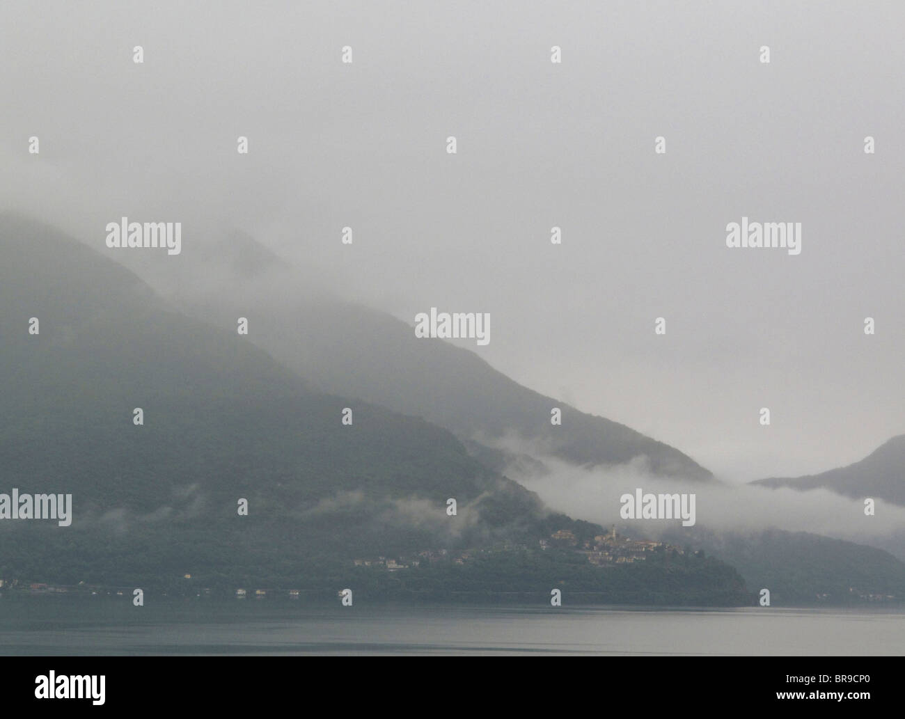 Dopo la pioggia - Villaggio di pino sulla sponda del lago maggiore - Lombardia - Italia Foto Stock