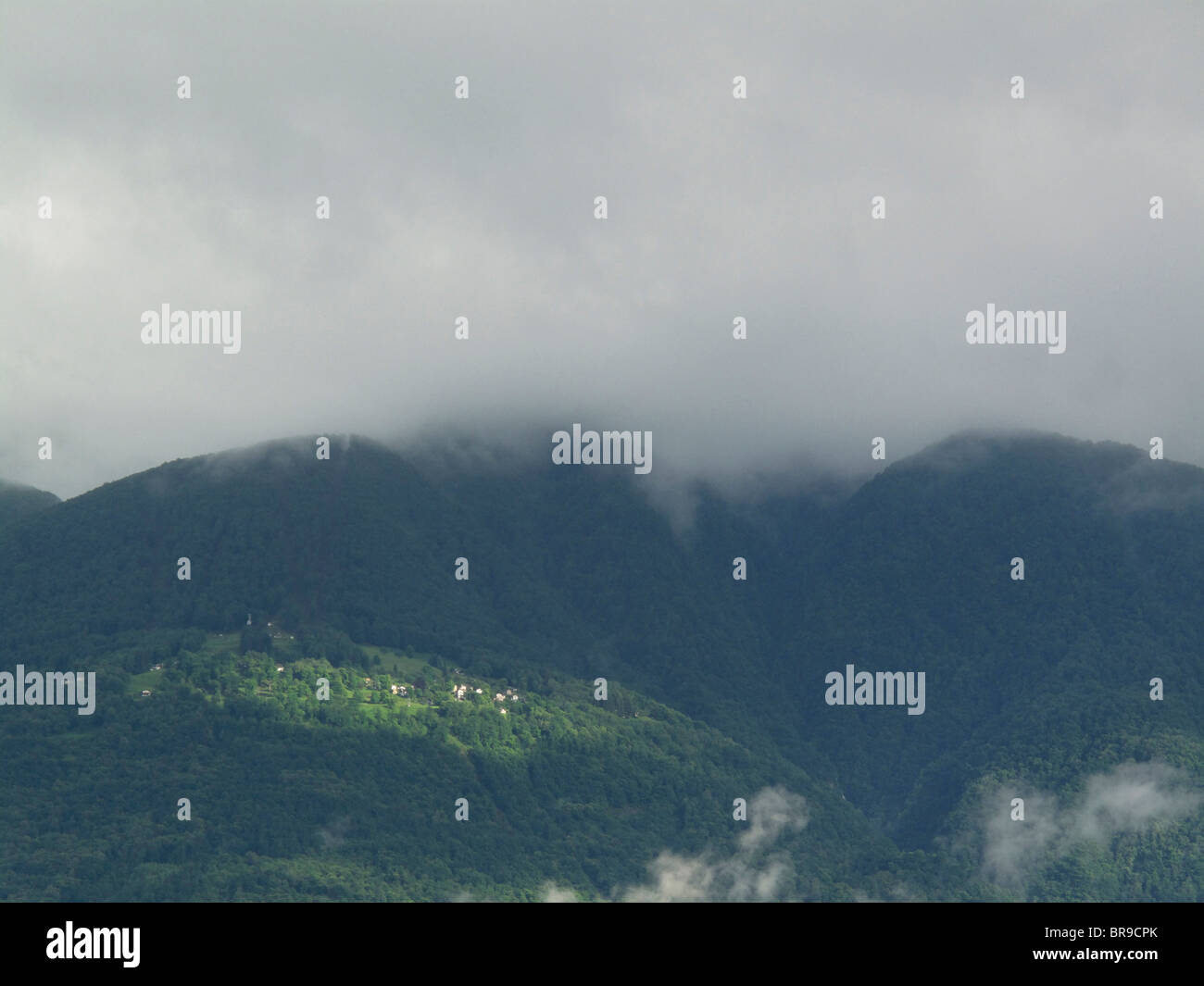 Dopo la pioggia - zona di montagna del Gambarogno (vicino al villaggio di gerra) - il canton Ticino - Svizzera Foto Stock
