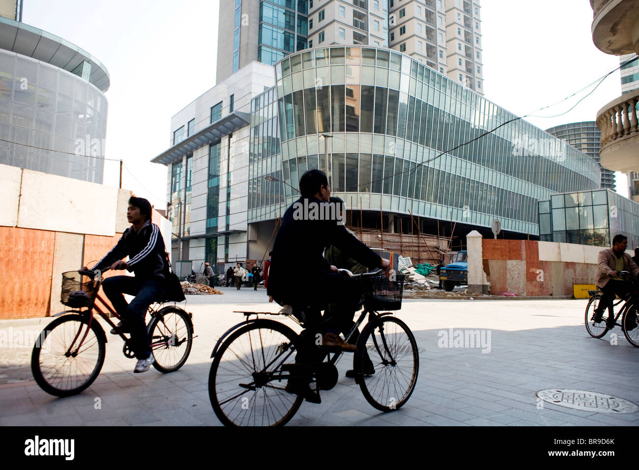 Una scena di strada con il ciclista a Shanghai in Cina. Foto Stock