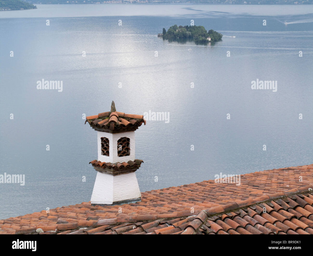 Tegole del tetto - vista da villa al lago maggiore e isola di Brissago - canton Ticino - Svizzera Foto Stock