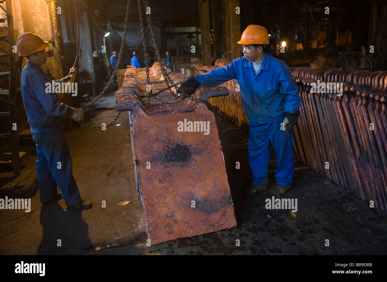 Lavorando in una fonderia di rame Tongling provincia di Anhui in Cina. Foto Stock
