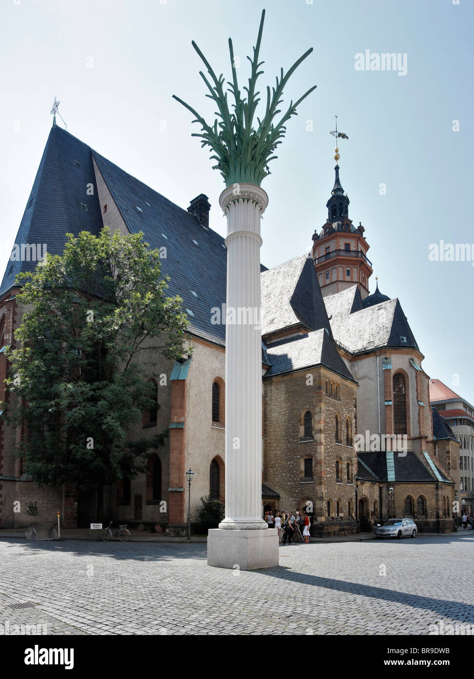 Chiesa Nikolaikirche con colonna commemorativa alla rivoluzione pacifica del 1989, Lipsia, Sassonia, Germania, Europa Foto Stock