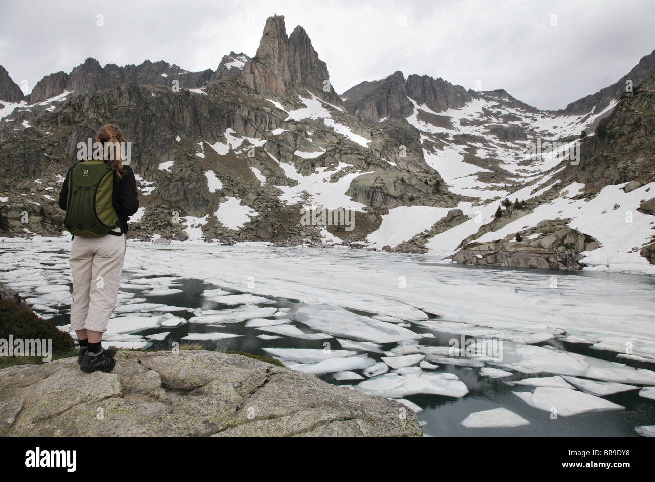 Agulles D'Amitges montagna lago ghiaccio fondente cirque sulla traversa via inizio estate Sant Maurici Parco Nazionale Pirenei Spagna Foto Stock