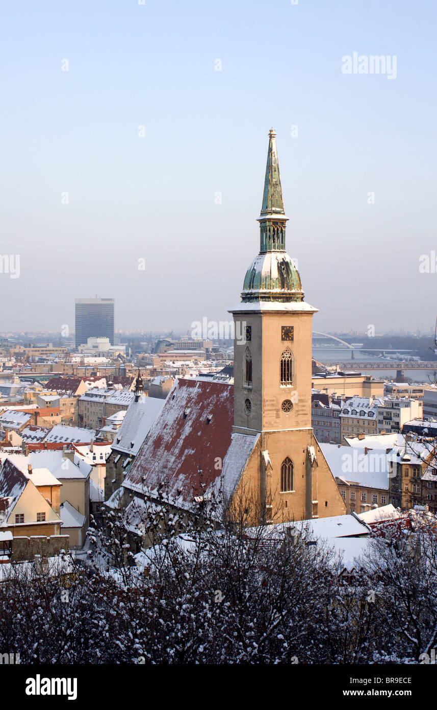 Bratislava - st. Cattedrale di Martins nella luce della sera - inverno Foto Stock
