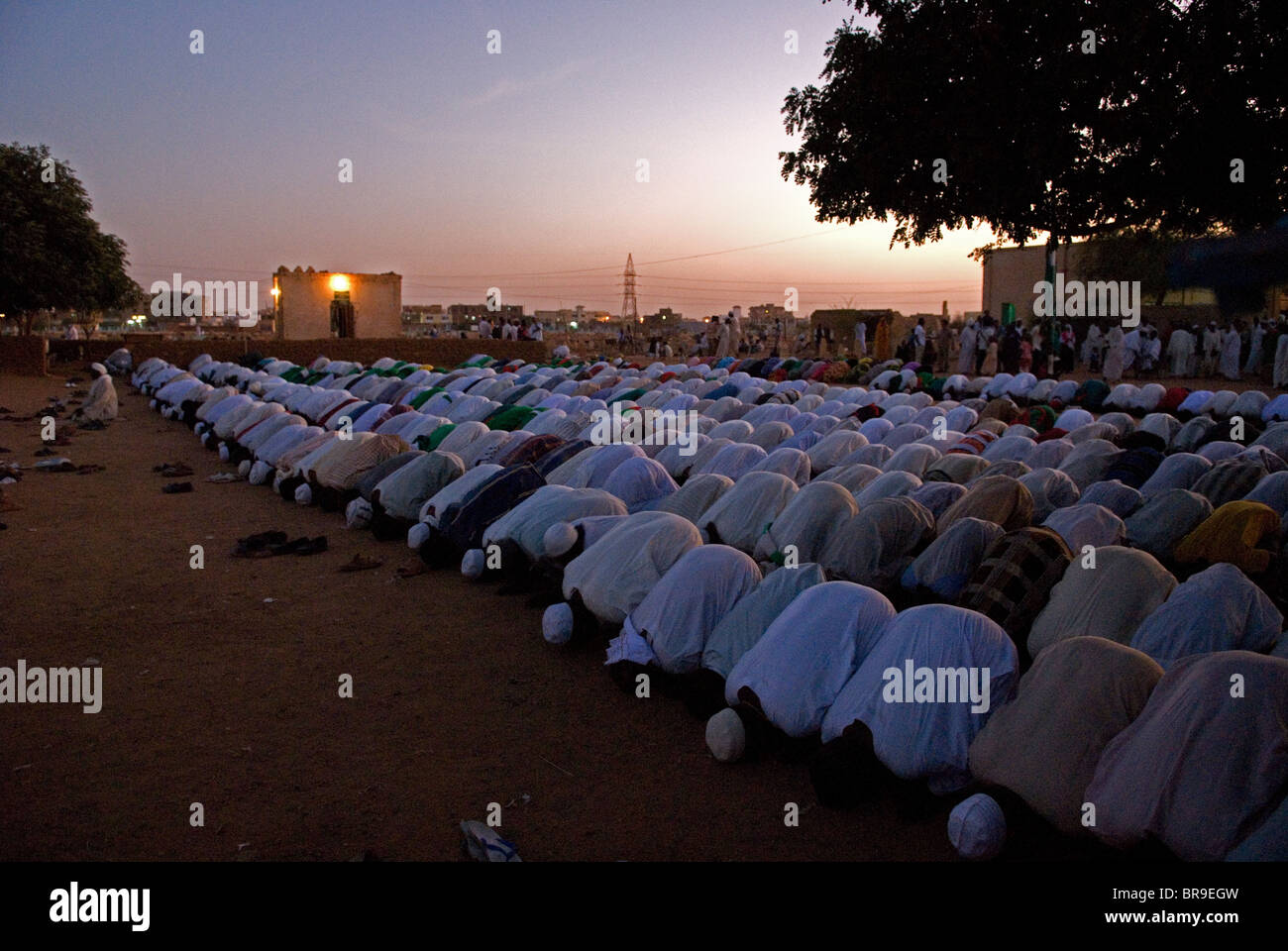 La preghiera comune nella parte anteriore dello sceicco Hamed al-nil mausoleo dopo la cerimonia Zikr a Omdurman in Sudan. Foto Stock